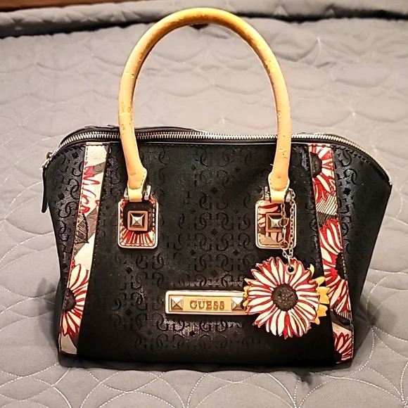 Guess purse - Picture 1 of 14